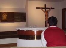 Seminarista durante un momento de oración