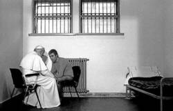 En la cárcel de Roma, el Papa perdona a Alí Agca que quiso asesinarle