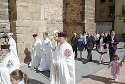 Los caballeros de las Órdenes Militares y su Real Consejo han peregrinado por el santo doctor Juan de Ávila - Un momento del desfile hasta el templo parroquial