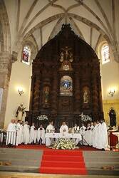 Los caballeros de las Órdenes Militares y su Real Consejo han peregrinado por el santo doctor Juan de Ávila - Aspecto del altar, al inicio de la eucaristía jubilar