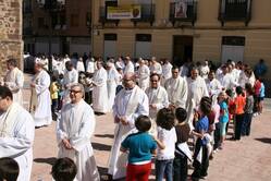 Escolares almodovareños dieron la bienvenida a los sacerdortes que hicieron el jubileo - Almodóvar del Campo comparte con unos 300 sacerdotes de Castilla-La Mancha el primer aniversario del Doctorado de San Juan de Ávila