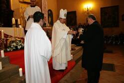 Clausura del Jubileo en Almodóvar del Campo con homenaje a todos los voluntarios - El obispo y el alcalde, en un momento del ofertorio de la misa de acción de gracias