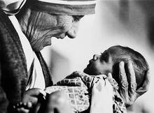 La Madre Teresa con un bebé