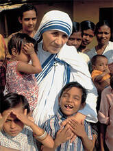 La Madre Teresa rodeada de niños